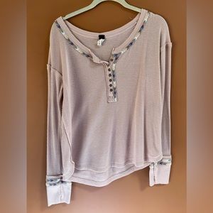 Good condition Free People embroidered long sleeve. Super cute!